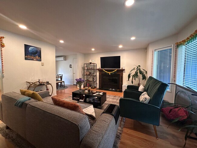 Building Photo - Wonderful Two-Story Seattle House ready to for a family to make it a HOME!