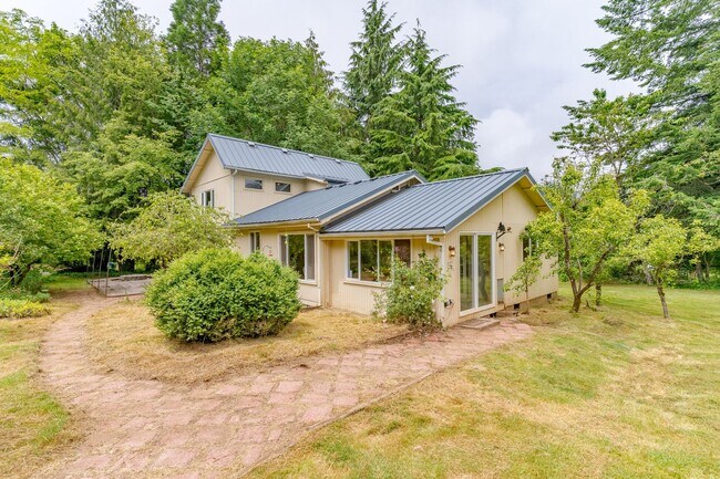 Building Photo - PRIVATE HOMESTEAD WITH ACREAGE & SHOP