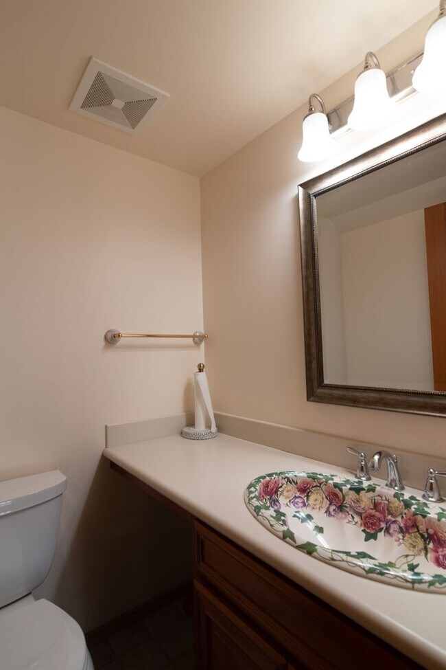 Building Photo - Luxury secondary Lake Property offering 3 beds 2.5 baths and bonus space