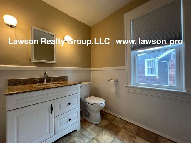 Building Photo - 1733 Maiden Ln SW