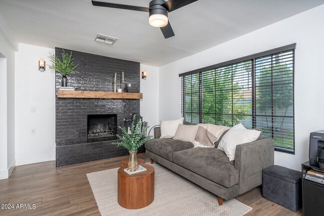 Building Photo - 8725 E Bonnie Rose Ave