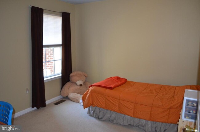 Building Photo - 5255 Spring Ridge Dr E