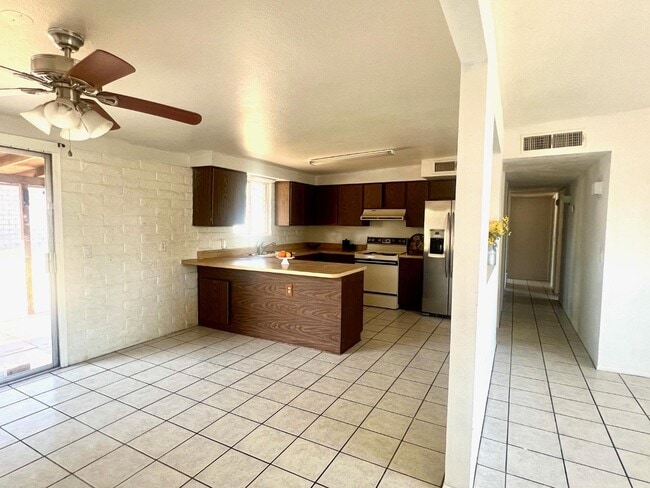 Building Photo - 2328 W Las Lomitas