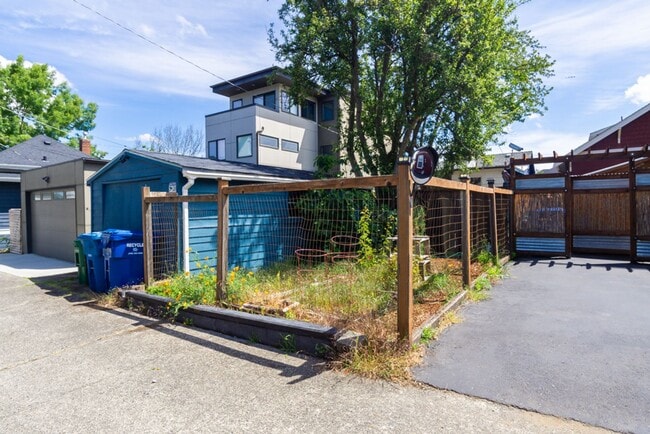 Building Photo - 2bd/1ba Seattle Home