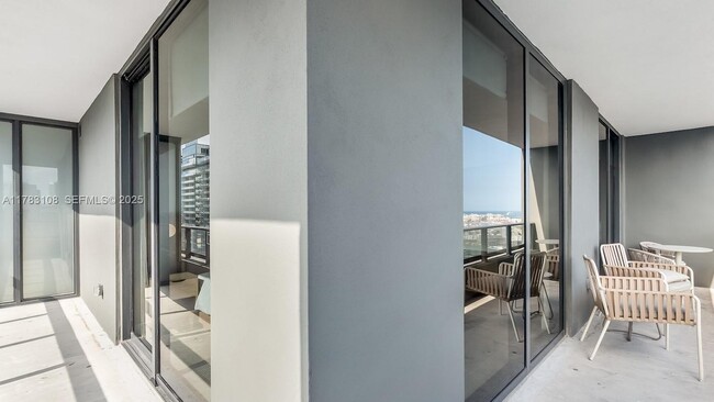 Building Photo - 601 NE 1st Ave