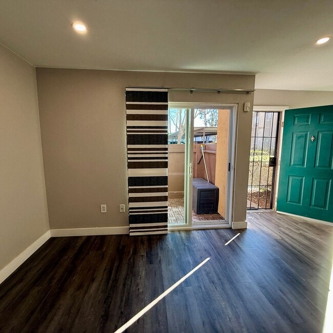 Building Photo - Stunning 2 bedroom, 1.5 bathrooms, 2 story townhouse for rent in Allure Condos in Serra Mesa!