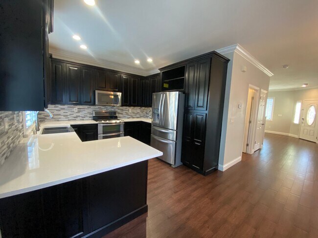 Building Photo - Beautiful & Spacious Home with Modern Touches