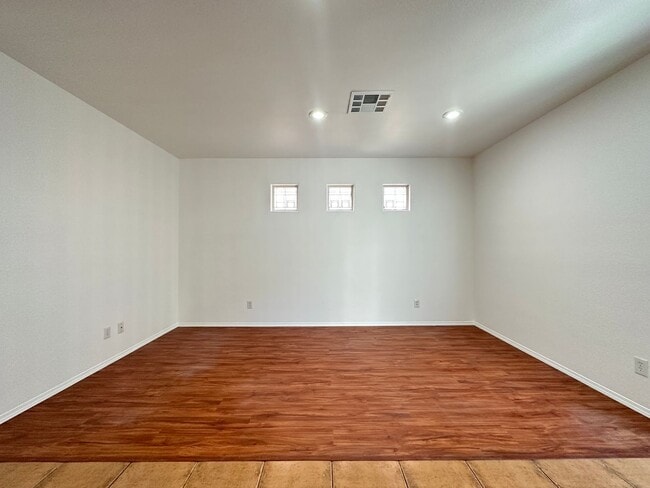 Building Photo - Single Family Home 3 Beds, 2.5 bath, 1 car garage