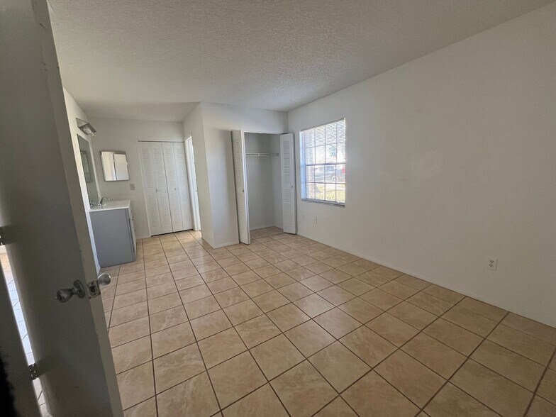 Building Photo - Available Now 2/2 in Port Charlotte