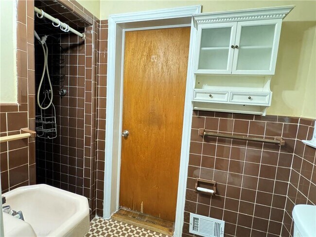 Building Photo - 222 Pineview Dr