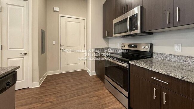 Building Photo - 2 Bedroom Luxury Apartment in the Northland of KCMO