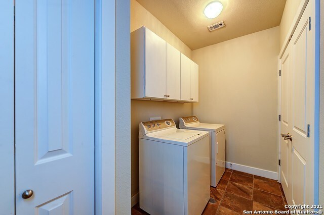 Building Photo - 7342 Oak Manor Dr