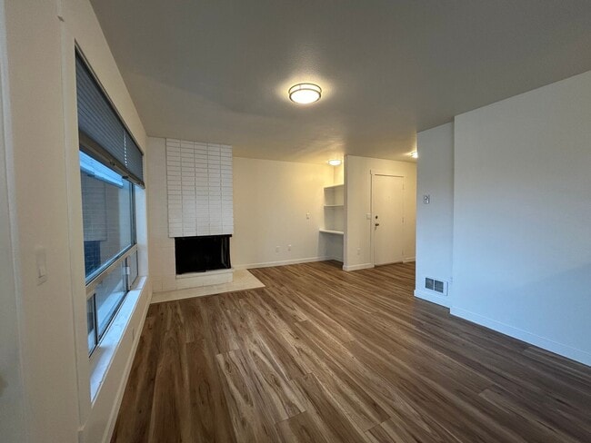 Building Photo - Updated 2bed/1bath Apartment in Prime Redmond Location!
