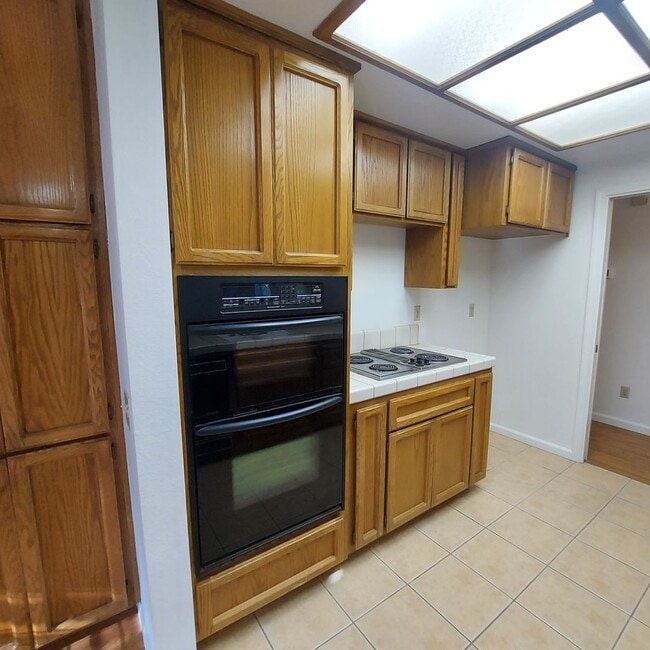 Building Photo - Nice 3bed and 2 bath home; excellent Roseville location