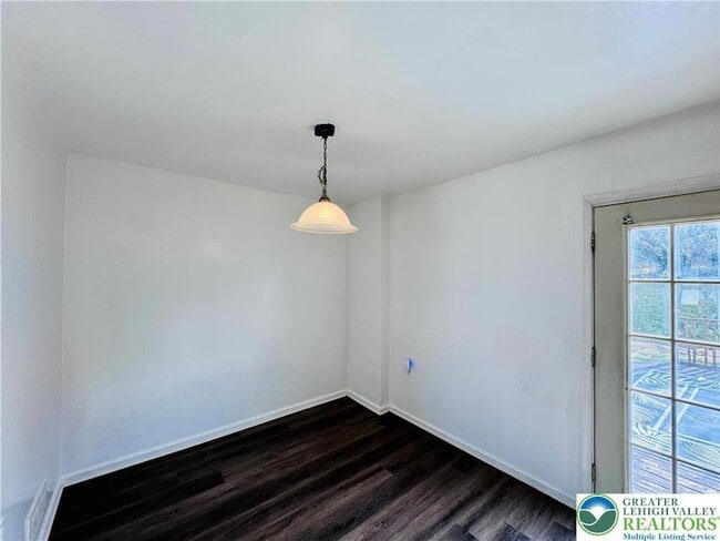 Building Photo - 235 Vista Dr