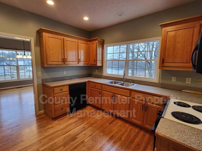 Building Photo - 653 Glenn Gee Rd