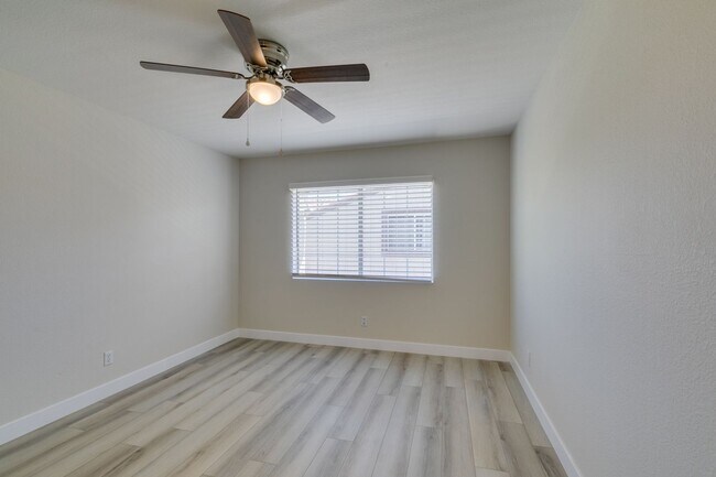 Building Photo - Modern 2-Bedroom Green Valley Townhome