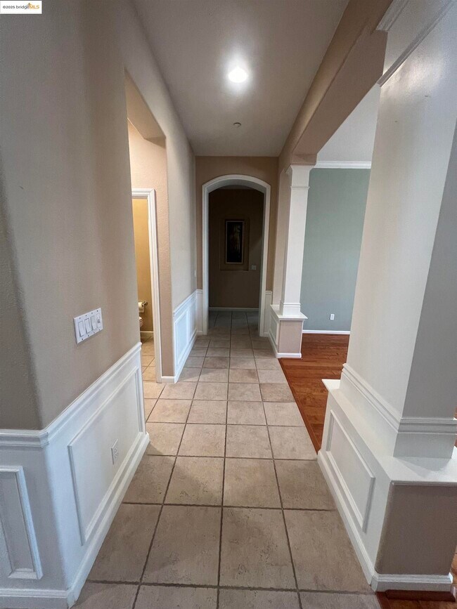 Building Photo - 613 Kenwood Dr