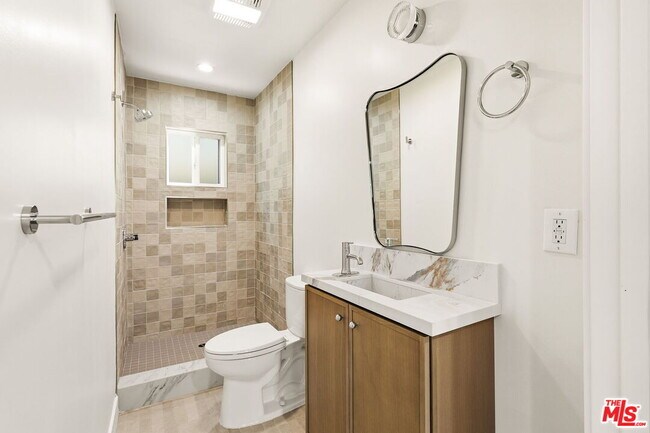 Building Photo - 1122 Beachwood Dr
