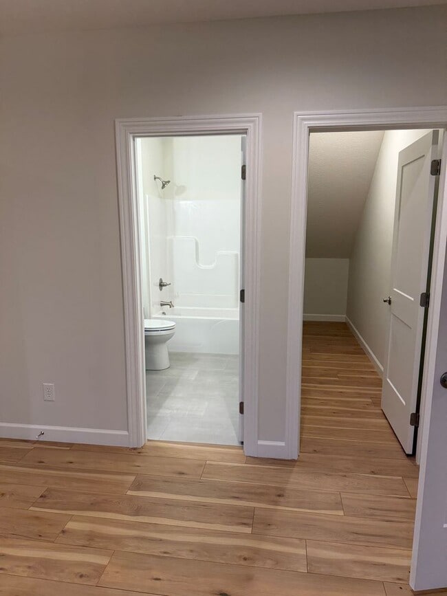 Building Photo - Available Nov 21st, 2025!!