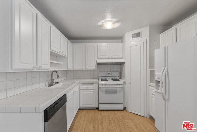 Building Photo - 18555 Collins St