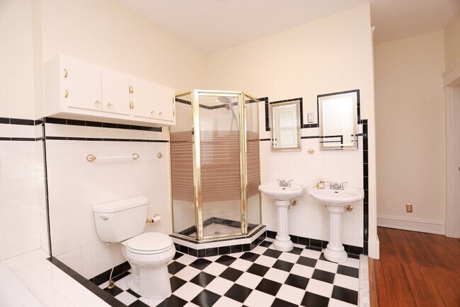 Building Photo - -- AVAILABLE 05/26/2026 -- MUSEUM DISTRICT CHARMER! 2 CAR GARAGE