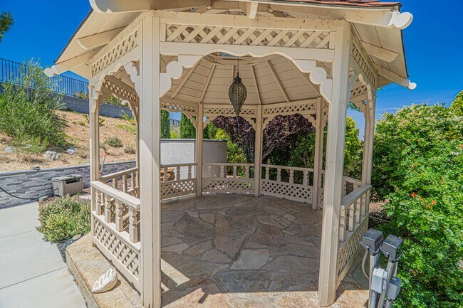 Building Photo - Single Story Pool Home for Rent in Palmdale.