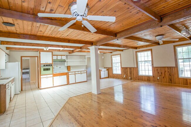 Building Photo - Retro Ranch only minutes from downtown Sou...