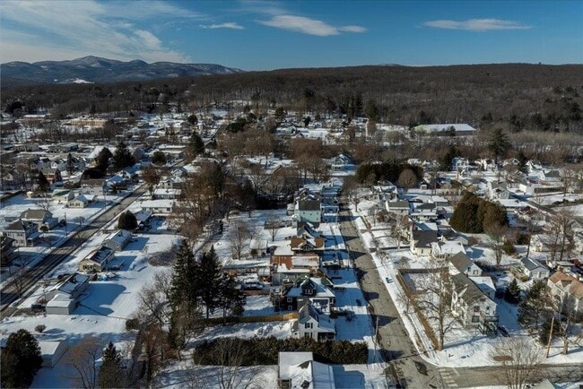 Building Photo - 122 Oak St