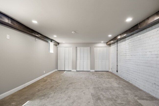 Building Photo - 400 N. 9th-4TH OFFSET
