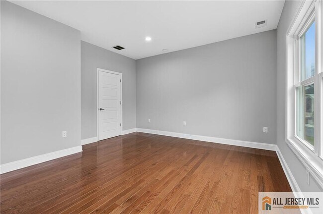 Building Photo - 19 Utica Rd