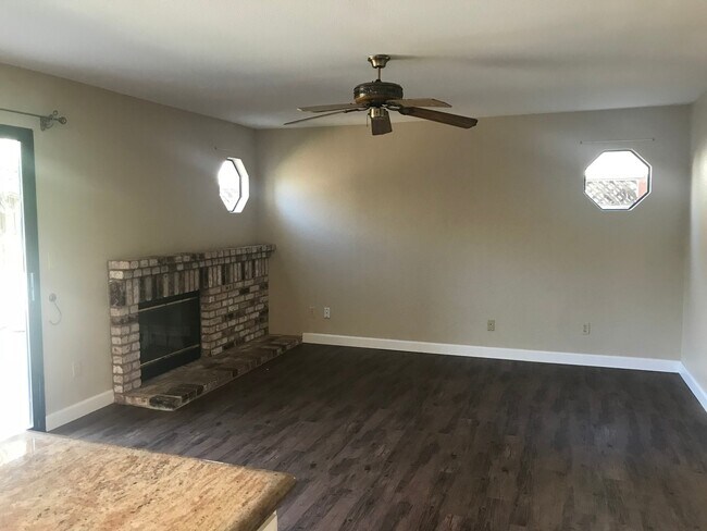 Building Photo - 4 bed & 3 full bathrooms in Tracy!