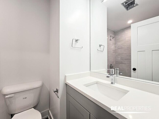 Building Photo - 0 bedroom in CHICAGO IL 60657