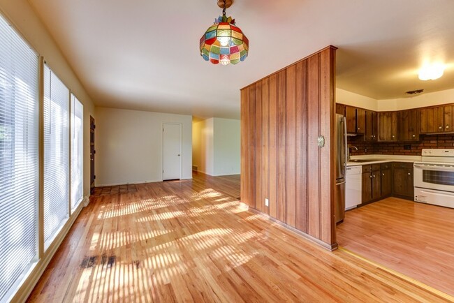 Building Photo - Pre-Lease August 2026; Large 5 Bedroom 3 B...