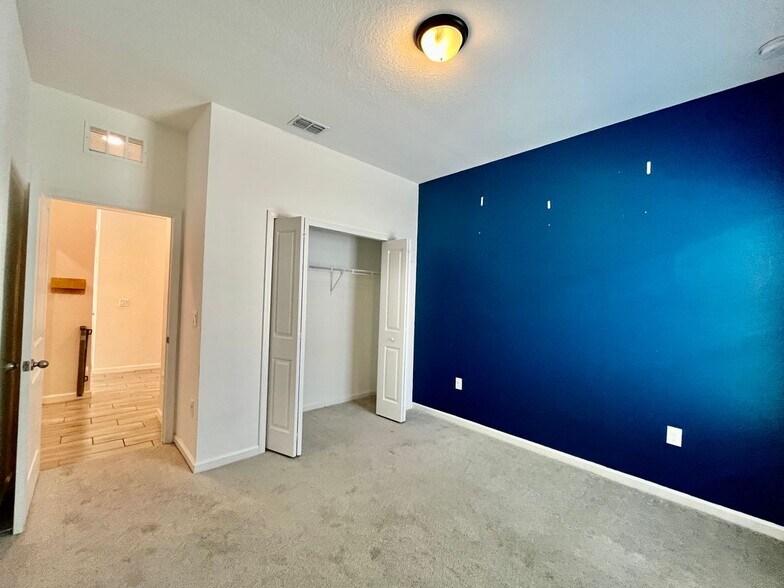 Building Photo - 421 Disa Dr