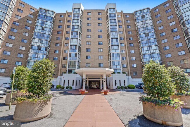Building Photo - 15100 Interlachen Dr