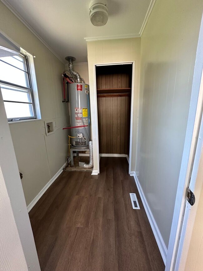 Building Photo - 3 Bedroom and 2 Bathroom home.