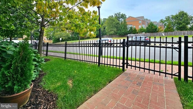 Building Photo - 10607 School St