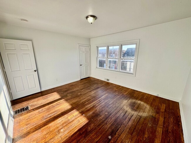 Building Photo - 5 Bedroom House - Available for Fall 2026 - Across from EMU!