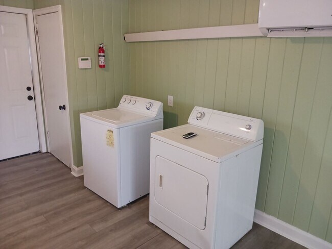 Building Photo - Walk to the Beach! Unfurnished, 2 Bedroom,...