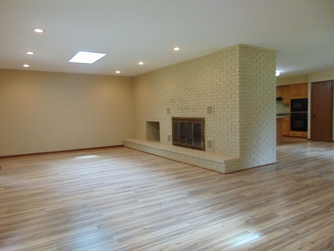 Building Photo - Amazing 3 Bed 2 Bath Country Home With Fab...