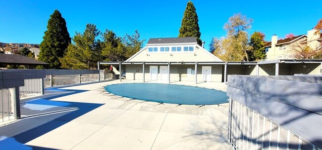 Building Photo - Beautifully Updated 3 Bedroom 2 Bath Updated Home in Lakeridge Springs Close to Community Pool an...