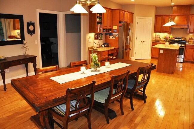 Building Photo - 4627 Sunburst Dr