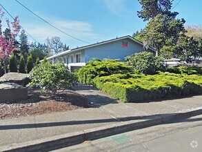 Building Photo - 2 Bedroom Apartment ~ Close to Campus ~ Sm...