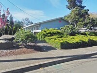 Building Photo - 2 Bedroom Apartment ~ Close to Campus ~ Sm...