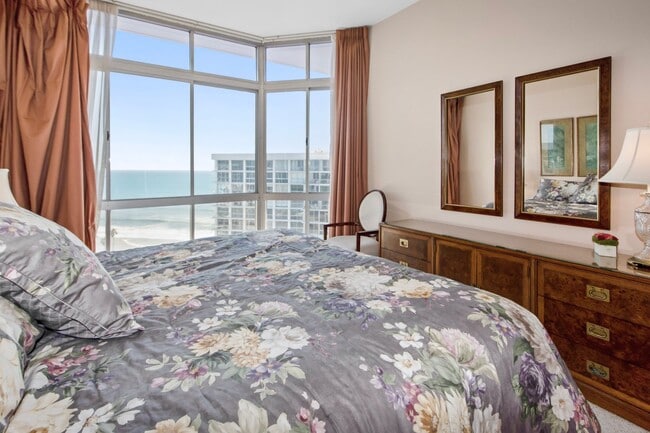 Building Photo - 1750 Avenida Del Mundo