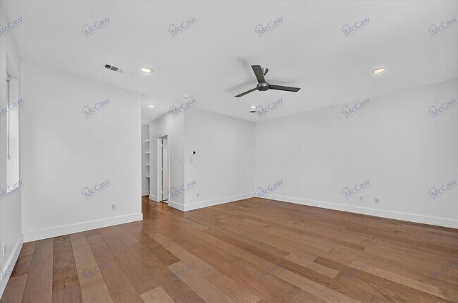 Building Photo - 4413 Roseland Ave