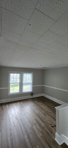 Building Photo - 105 Parkview Ave