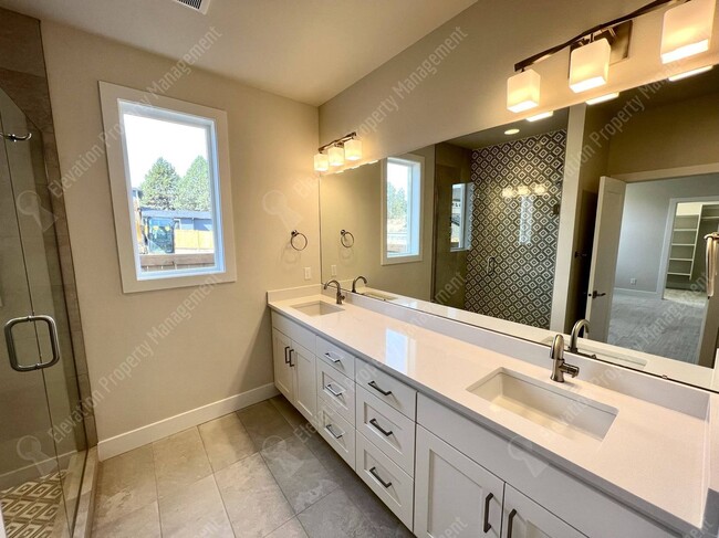 Building Photo - Gorgeous newly built in 2022 4 BR home in ...