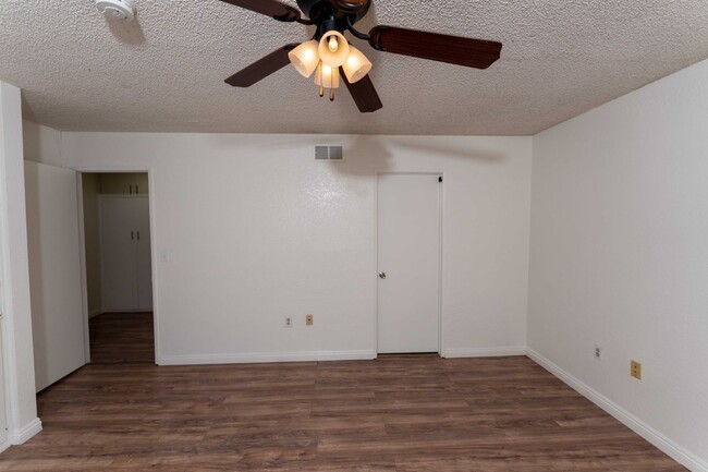 Building Photo - >>>>> TWO BEDROOM 1.5 BATHS TOWN-HOME STYL...